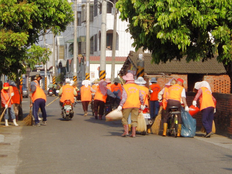 社區環保志工隊清掃街道