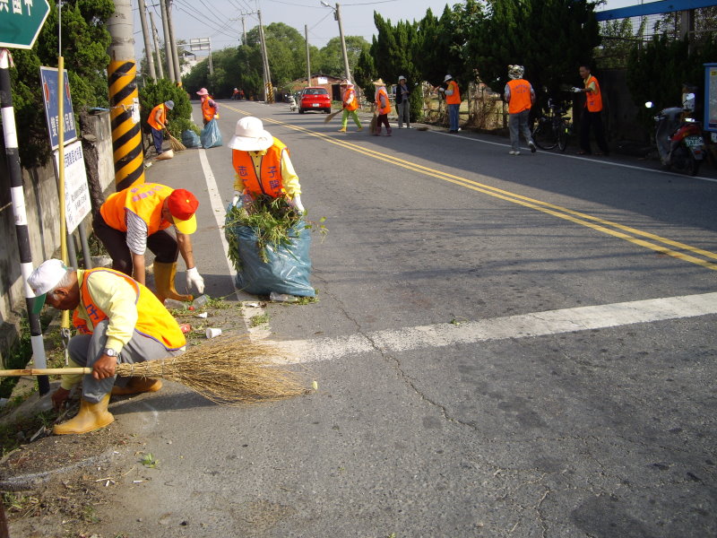 社區環保志工隊清掃街道
