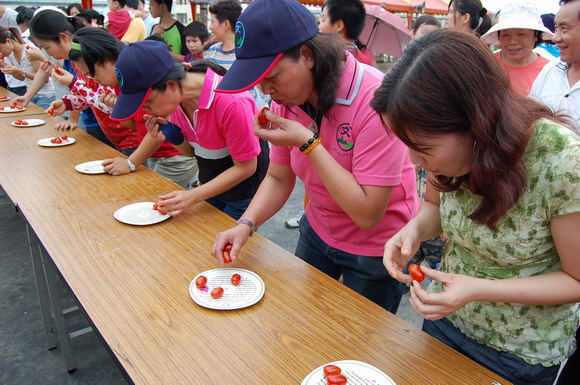 文山里端午節活動—吃蕃茄比賽
