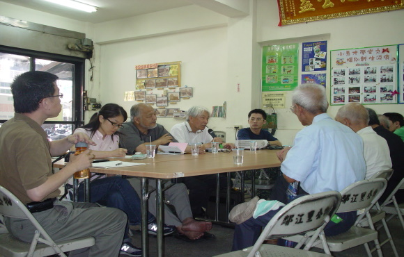 日本東洋大學藤井教授與台灣黃健二教授參訪本社區。