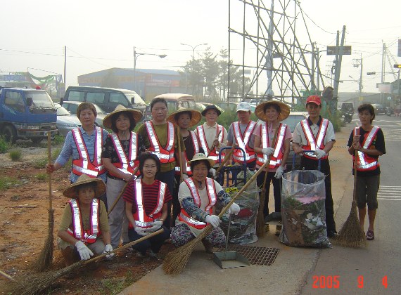由組長王霜火帶隊在「遊園北路」環境清潔的環保義工伙伴們。