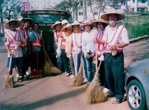 清掃本社區國際街的熱心環保義工隊員。