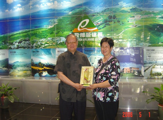 理事長張新彩與秘書李春欣於內政部營建署頒獎大樓合影。