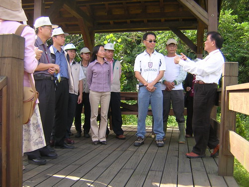 水保局吳局長，鳳義在水源地分享他對水保工作多年的經驗。