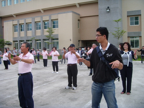 社工系學生參予老人健康操活動。