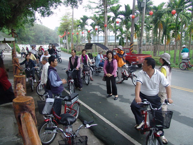騎電動自行車走訪社區