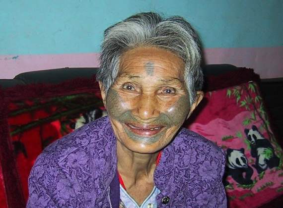 Puoh.Baunay-楊甜秋女士，已於95年初離開人世，享年91歲，生前平易近人，開朗歡心，是一位不可多得的田野報導者，其丰采讓人難忘!