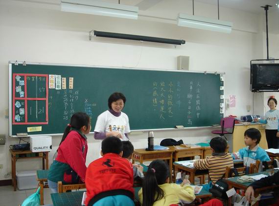 三年級生命教育課程-學生有問題時，彩虹媽媽熱心講解