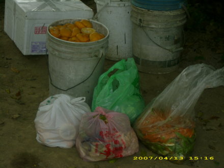 廚餘請用環保桶裝，不可用塑膠袋裝。