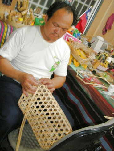 找回長者的傳統手藝;努力編出新一代的原住民織物