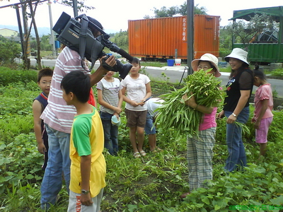 阿嬤帶孫子來[親子菜園]豐收， 三立電視台的[用心看台灣]節目來錄影， 預計8月播出.