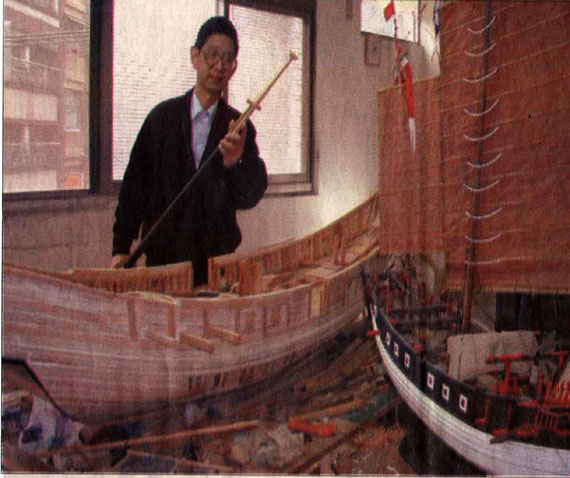 揚名海內外台灣船舶歷史權威從事古船重建的文史技藝者曾樹銘基隆港邊長大的基隆在地人，對於模型船總是懷有一種莫名的情感，每當被人問起什麼時候開始學做模型船，總是回答說：「從我會拿剪刀開始，我第一個動作就是用紙剪出簡單的船型。」曾樹銘造古船模型與一般造船模型不同，他建造古船時，除了考據史料外，還利用建造復原船的方法來完成，但古籍往往因艱澀難懂，加上常有文字而沒有圖片，即使是繪有圖片，比例往往也與實際有出入完工後，還要經過測試確實能否在水上航行，他才認可是成品。