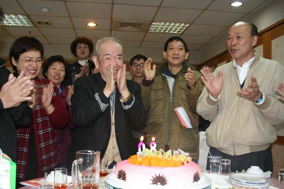 第三屆第二次大會時溫馨向會員礦業專家林再生慶生80歲生日