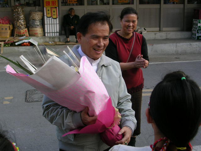 2007.01.05吳輝龍局長蒞臨社區指導，接受小朋友獻花歡迎
