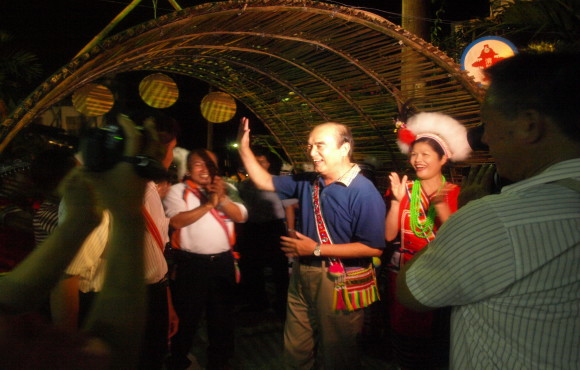 縣長親臨豐年祭會場 與部落族人共舞