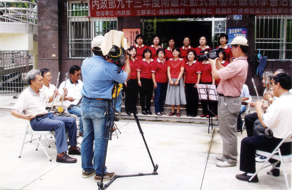 94年8月6日行客家電視台「庄頭庄尾客家情」節目，錄製客語研習上課情形及社區景點活動照-1。