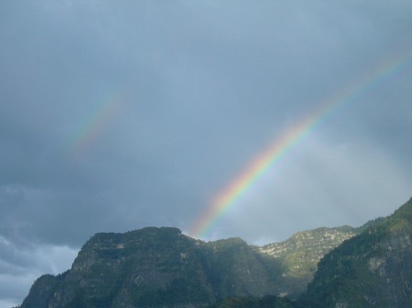 塔山上的二道彩虹    午後的一陣西北雨，當雨過天晴出現了二道彩虹，高掛在塔山上，讓久違彩虹的我們，既興奮又雀躍。
