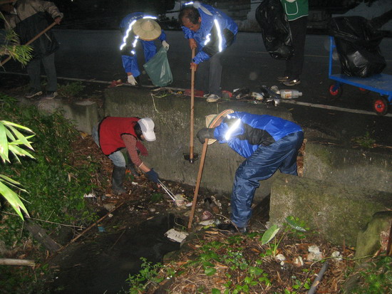 三星鄉公所清潔隊課員曾麗卿帶領大洲社區環保志工隊清理社區髒亂點。