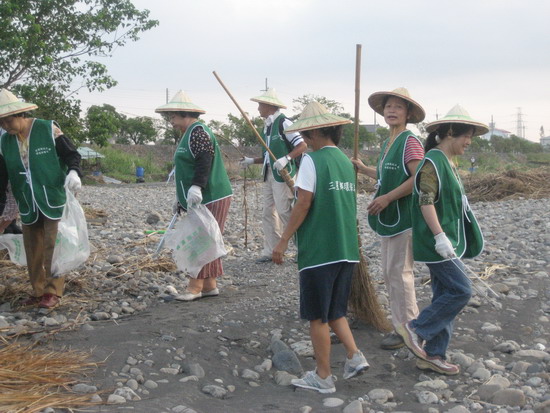 大洲社區發展協會環保志工安農溪淨溪活動