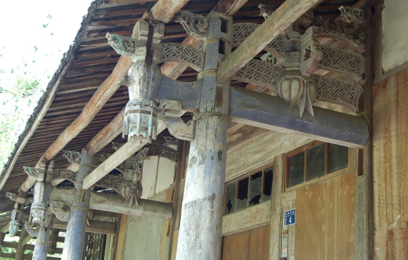 洪家古厝4號宅檐廊棟架的缺損佚失的工構木作與雕刻彩繪。