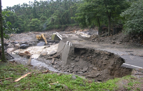 橋邊道路被挖掘