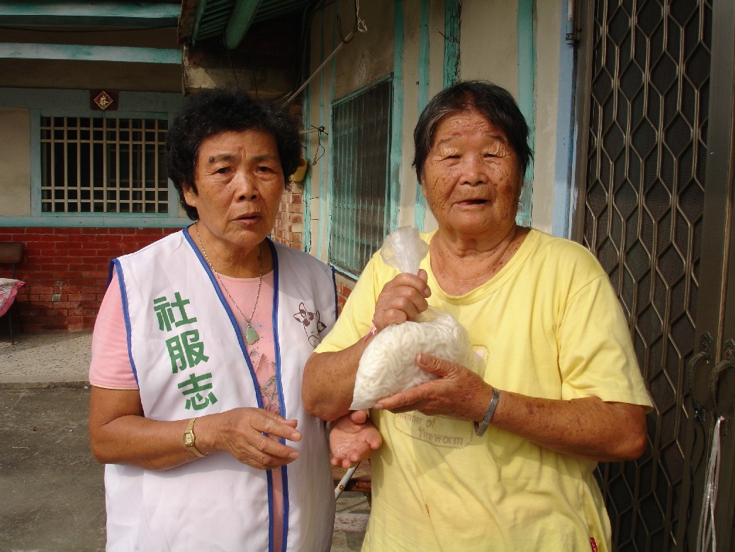 社區志工媽媽分送米苔目給獨居長長分享品嘗。