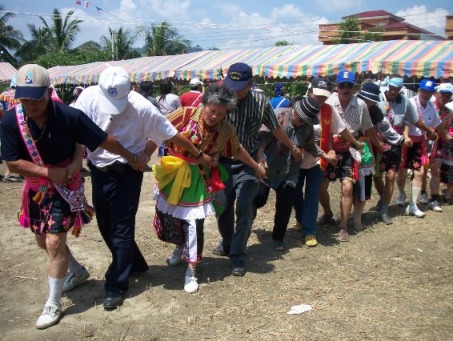 社區居民快樂的唱著傳統歌舞