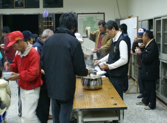 參加聯誼的村民自行取用米粉、麵條和四物雞、鴨