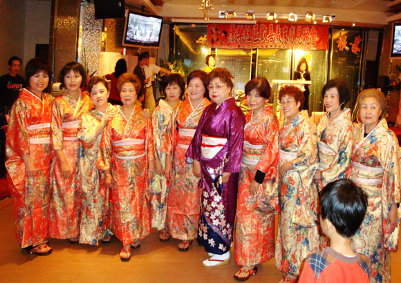 里長太太(左三)親自參予日本舞演出