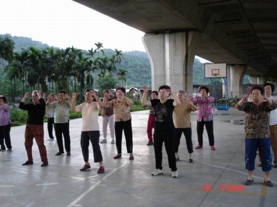 學員在社區籃球場跳操