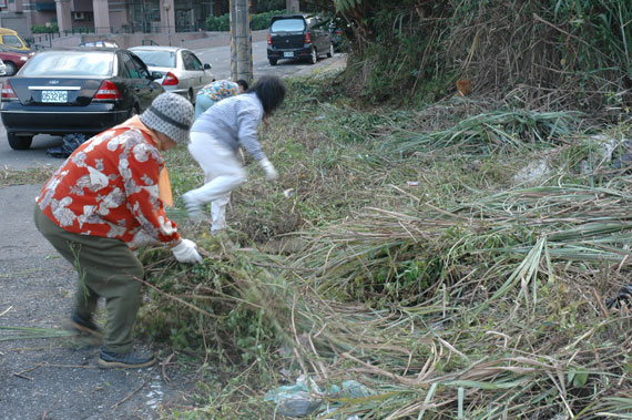 本協會義工投入社區環境維護工作義工整理被雜草掩蓋的人行道