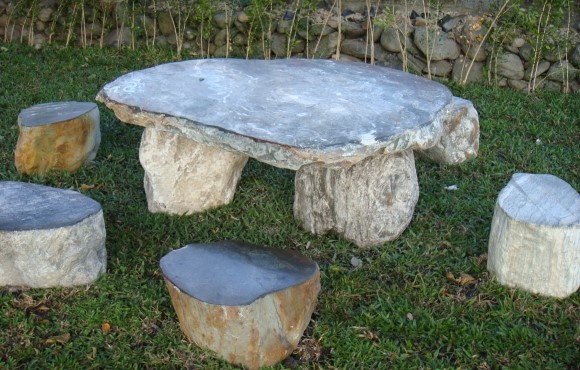 公園內的石桌石椅