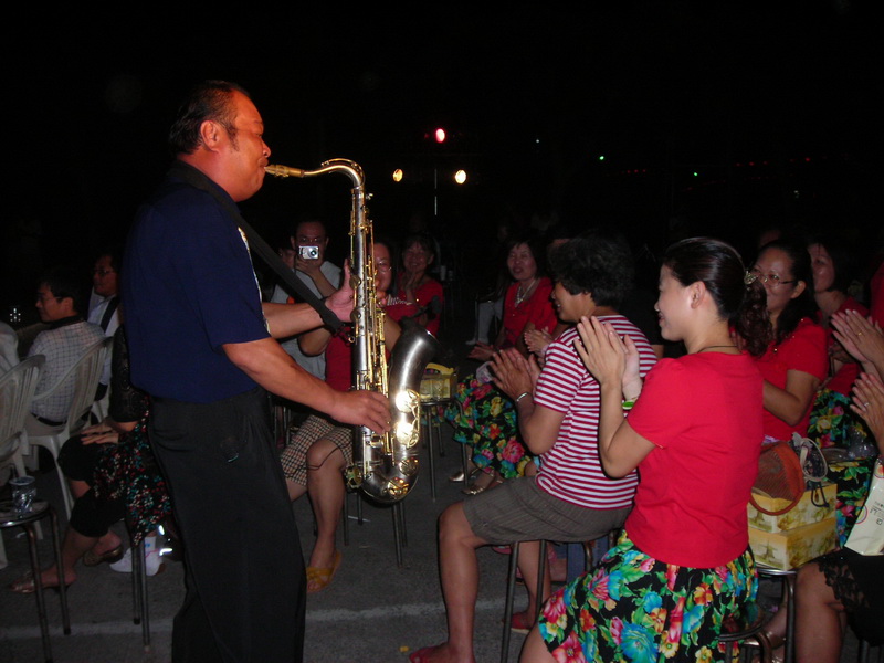 子龍星空音樂晚會，薩克斯風演奏，社區居民拍手叫好。