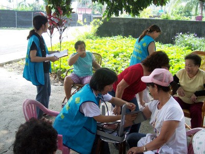 志工走入社區據點，為社區居民量血壓及健康諮詢