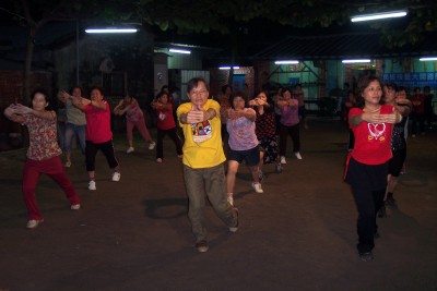 邀請屏科大運動系老師帶領社區居民有氧舞蹈