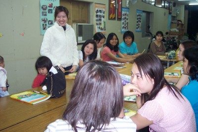 承辦九如鄉東南亞外籍配偶生活適應輔導班，學員們互相自我介紹情形。