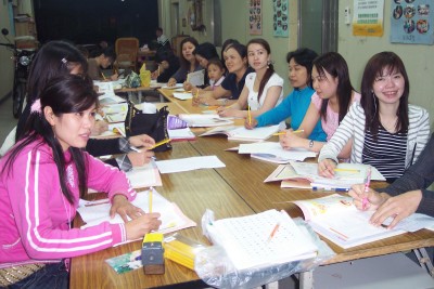 承辦九如鄉東南亞外籍配偶生活適應輔導班，學員們了解在地文化並學習書寫自己的基本資料。