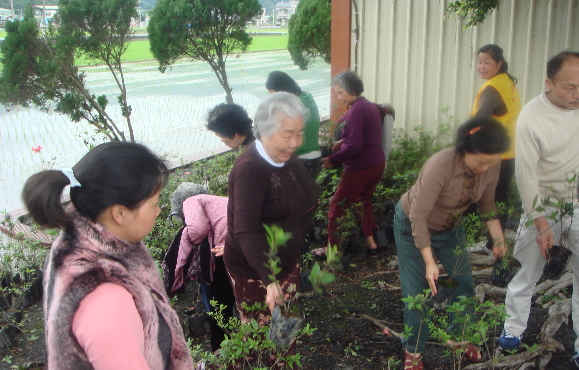 感謝林務局提供的樹苗，也感謝社區居民如此踴躍的栽種，過個美好的綠色生活