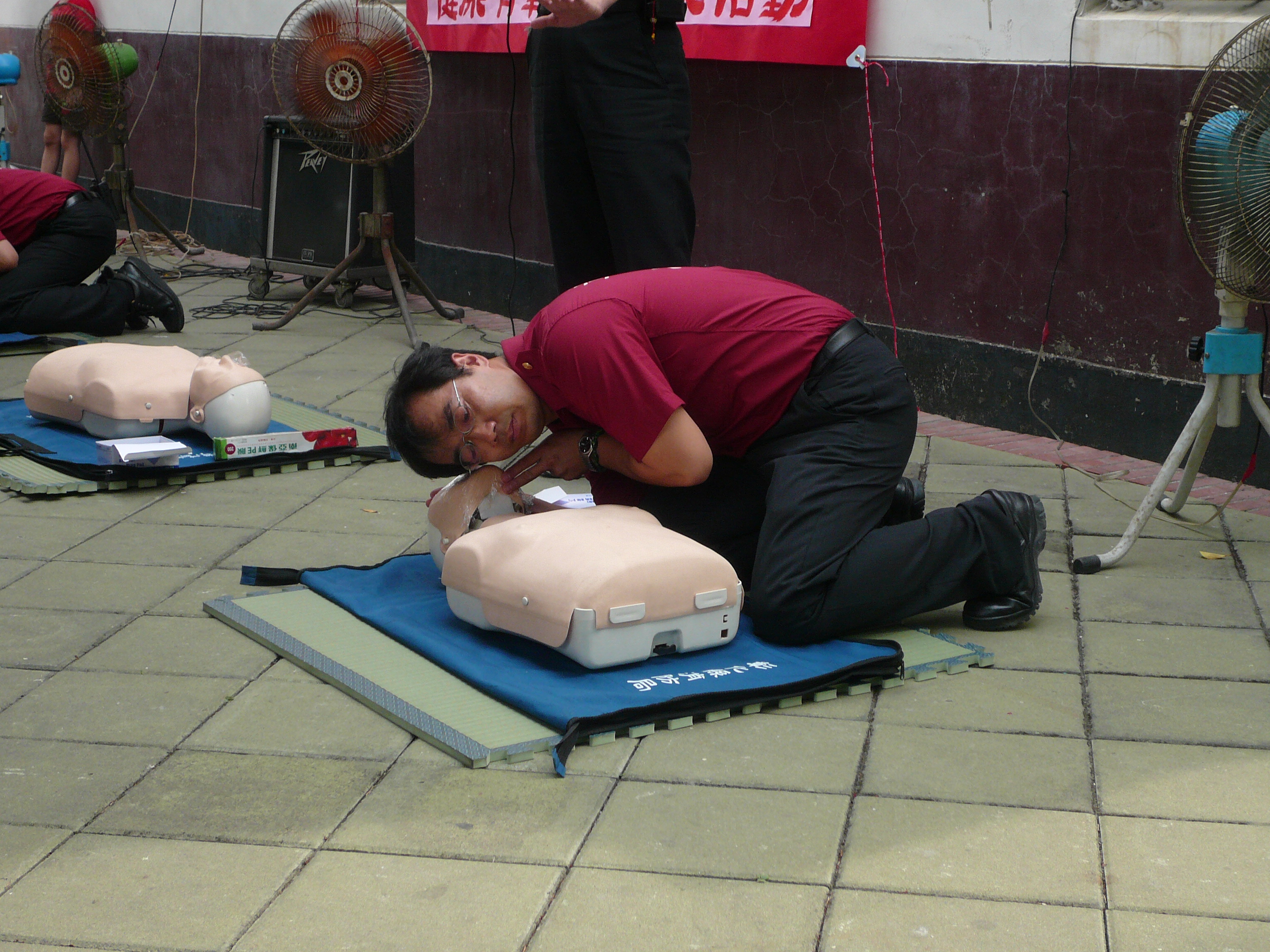 評估呼吸5~10秒 並且看胸部有無起伏  沒有就要施行CPR了
