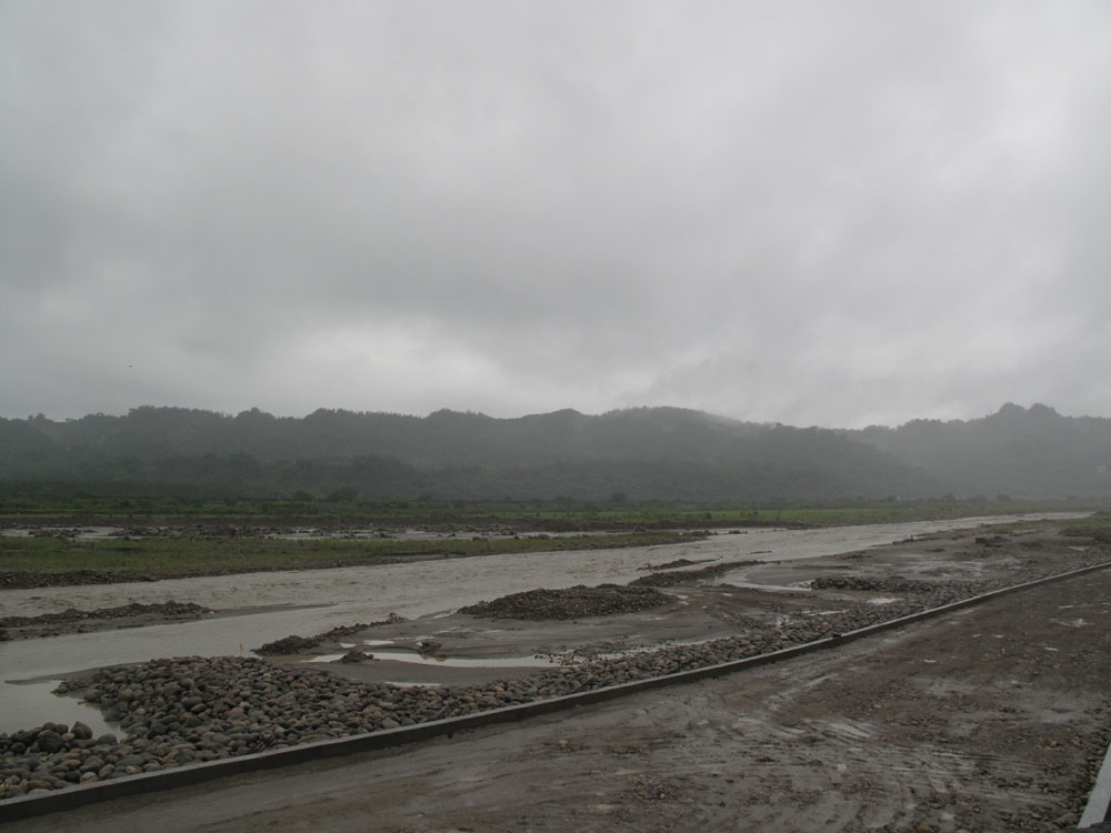 莫拉克風災後、新建堤防照片