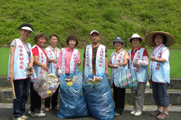 五福後山公園籃球場環境整理志工合照-20120624-3