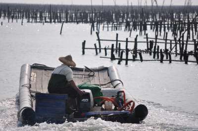 6-2膠筏是現今協助蚵農進行海上搬運的主要交通工具。-400