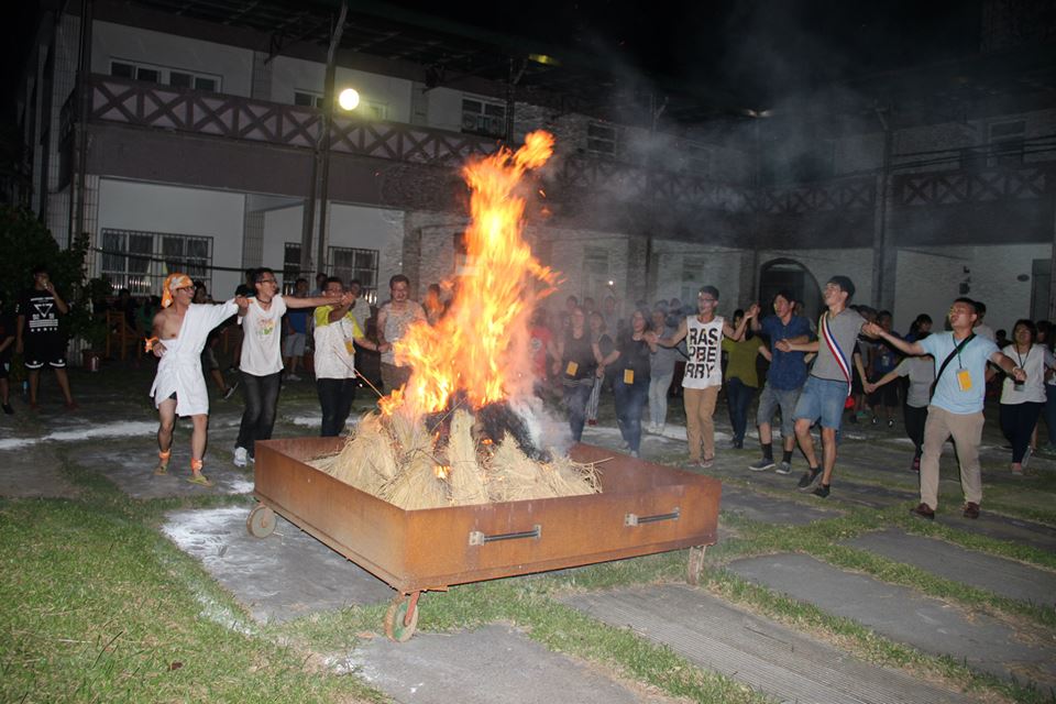 「營火」─晚會的最高潮，在夏日微風下社區居民與學員圍著螢火共舞