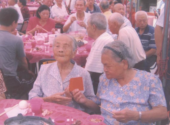 白沙社區最年長壽星於敬老活動時接受表揚與並參與聚餐