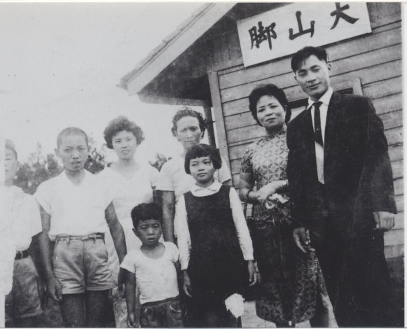 蕭遺生先生（右一）與太太在結婚歸寧時（民國五十年）與岳母家人於大山腳火車站月台所拍攝（林天慶先生提供）。