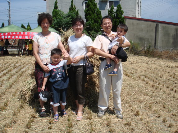 雖然烈日當空，全家還在小稻草堆前來個合影