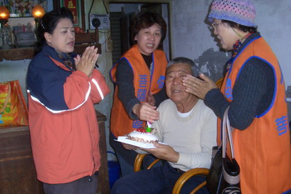 康乃馨志工買蛋糕為獨居老人慶祝生日