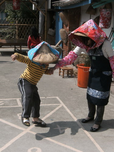 菁寮農村媽媽帶著小孩跳格子去_調整大小