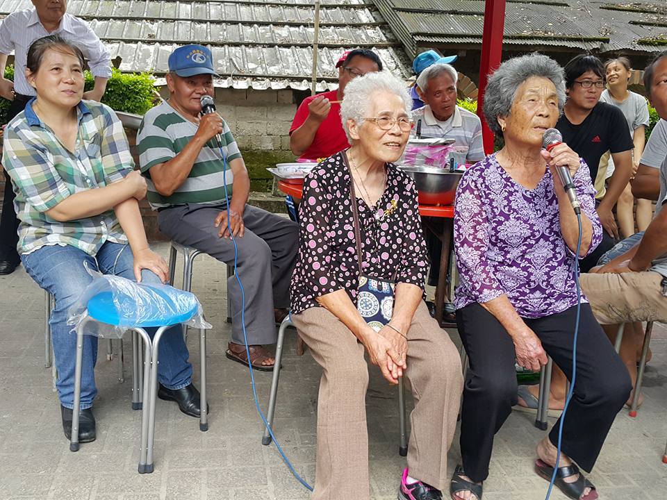 社區老人唱歌