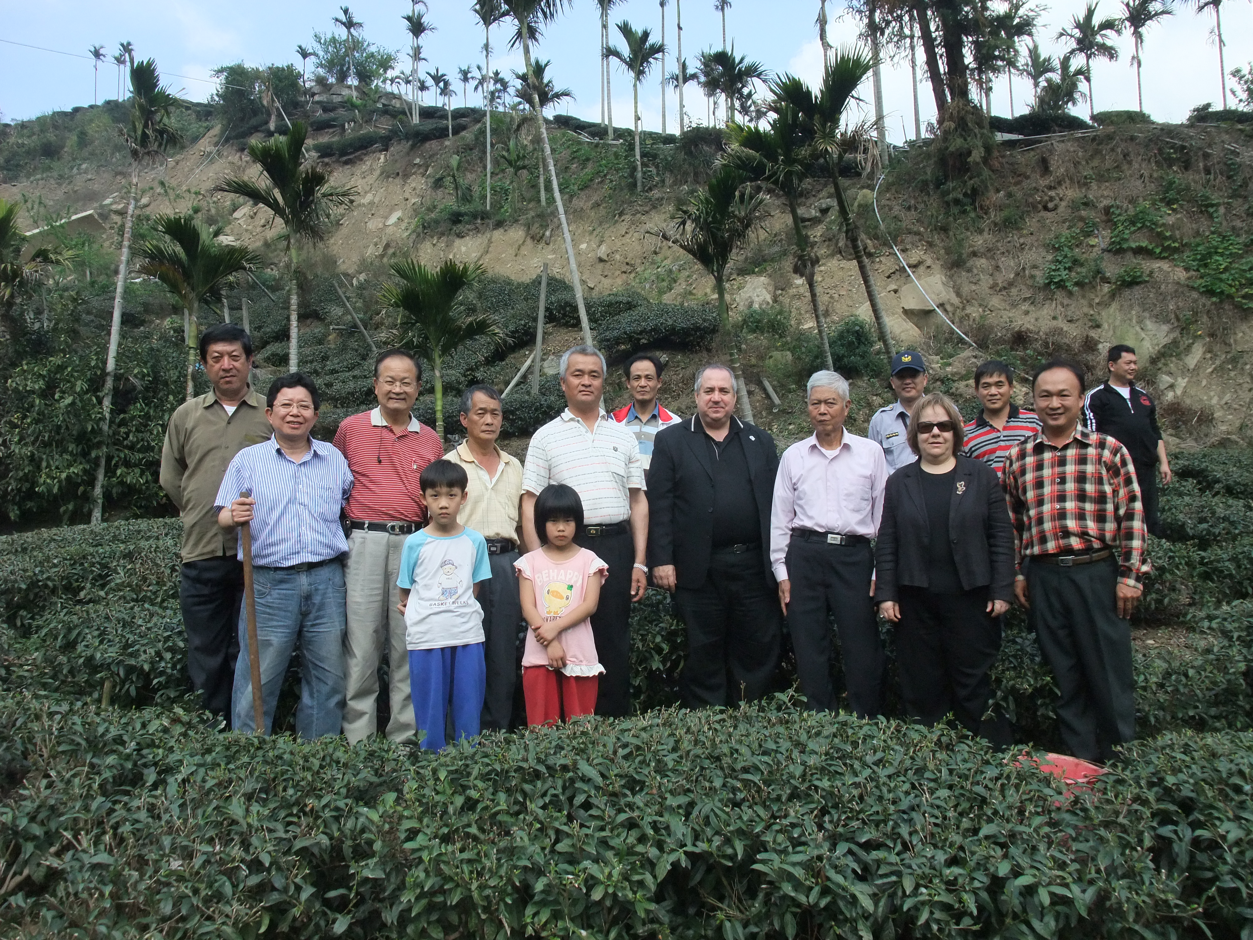作者和以色列大使夫婦參與太和茶農的茶園種樹行動